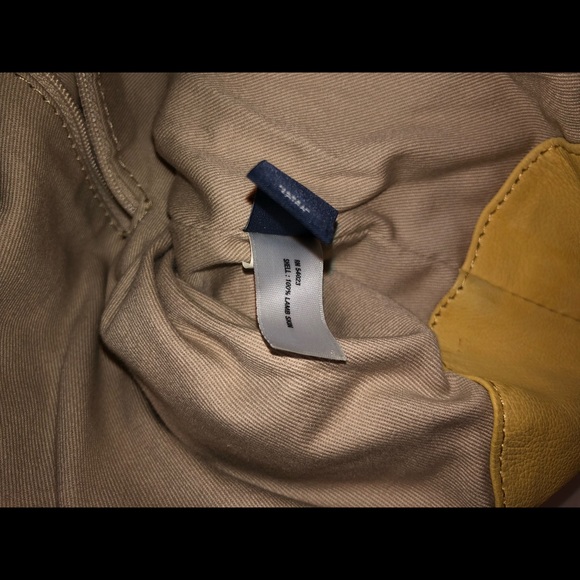 Unique 💯 Lamb Skin Gap satchel - Picture 3 of 8